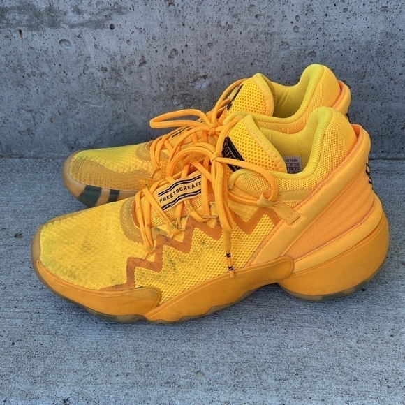 Adidas DON issue 2 crayons 🖍 yellow GS Size 5.5 - Picture 1 of 13